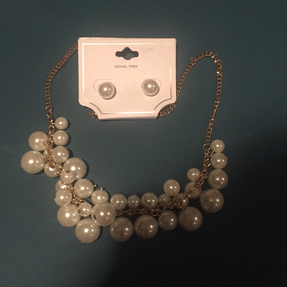 Pearl necklace and earring set ❤️